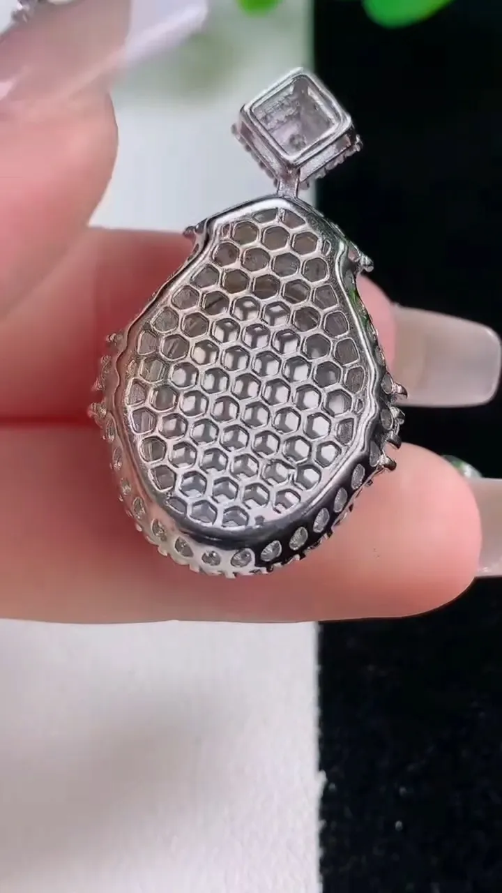 天然A货翡翠蛋面吊坠，尺寸37-22-12，裸石18.6-14.9重量:6.83g
12月28日