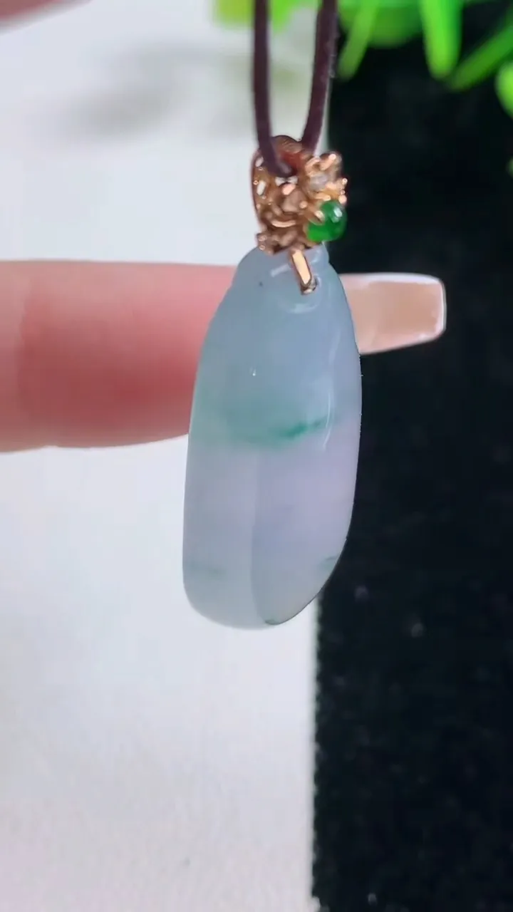 天然A货翡翠种紫罗兰飘花福瓜吊坠，尺寸35.8-13.2-8，重量:7.56g
12月28日