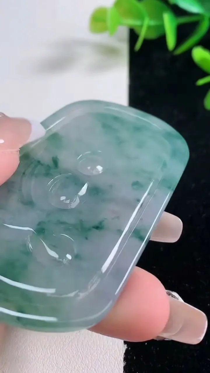 天然A货翡翠种飘花千手观音吊坠，尺寸66.8-44-5.7，重量:38.94g
12月28日