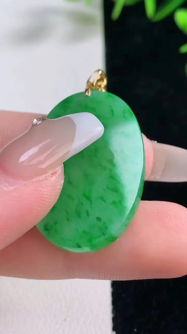 天然A货翡翠无事牌吊坠，尺寸32-21.8-3，重量:6.14g
12月28日