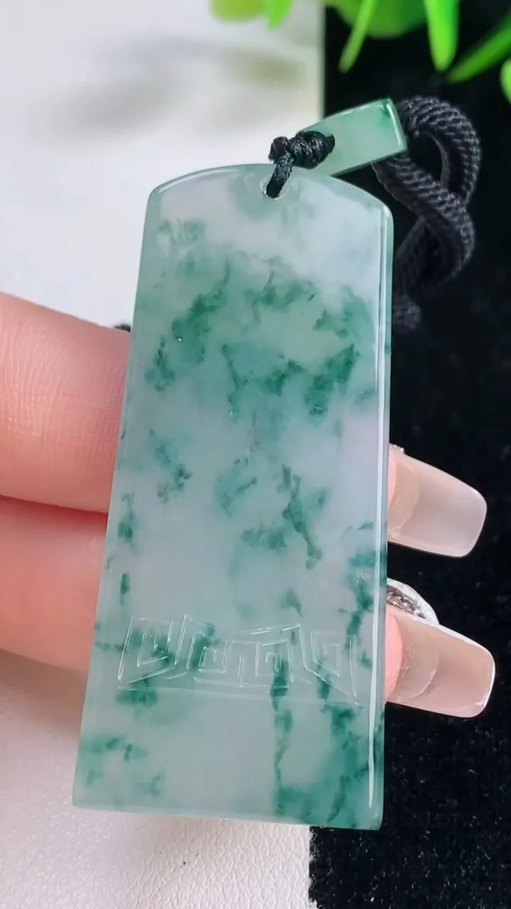 天然A货翡翠种飘花仿古无事牌吊坠，尺寸53.2-23-4.8，重量:20.84g
12月28日