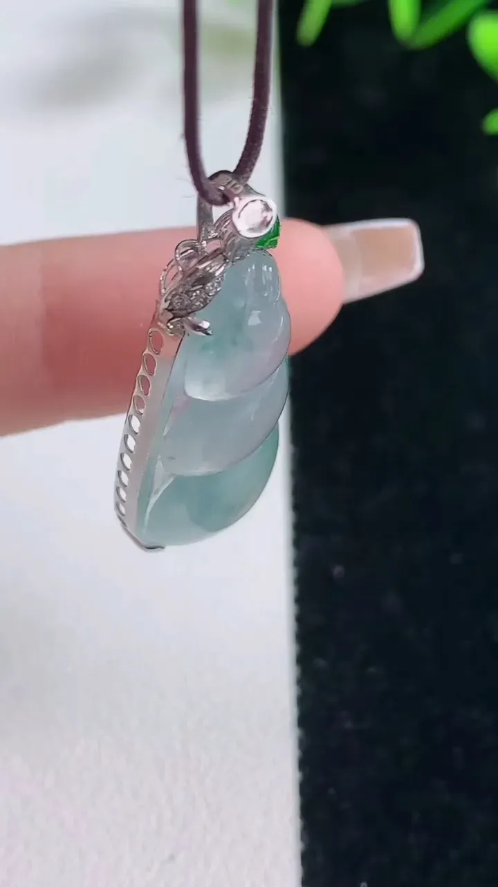 天然A货翡翠种飘花福豆吊坠，尺寸29-13.6-6.3，重量:4.07g
12月28日