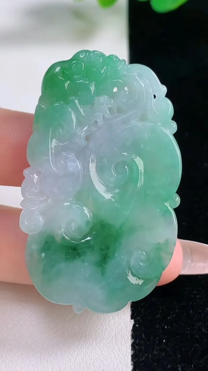 天然A货翡翠如意吊坠，尺寸51.8-31.2-5，重量:18.66g
12月28日