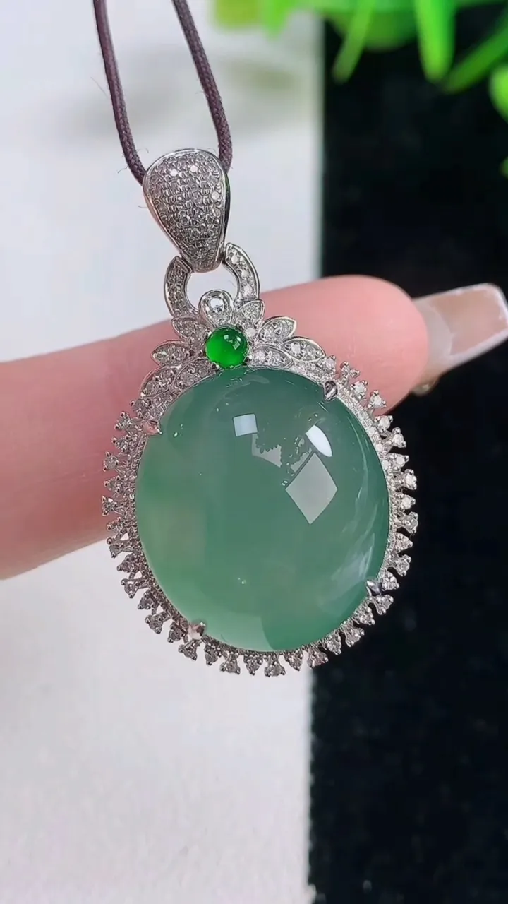 天然A货翡翠蛋面吊坠，尺寸34.4-19.7-12，裸石17.2-15.3重量:6.90g
12月28日