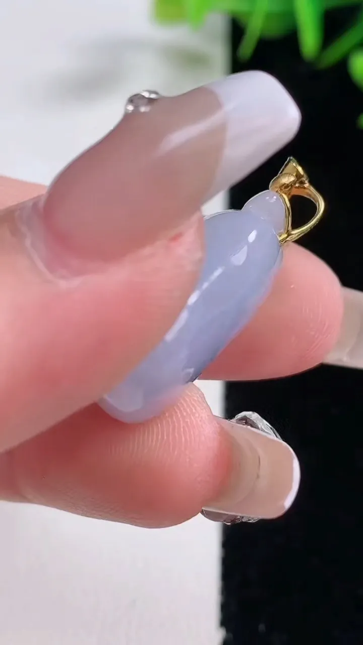 天然A货翡翠18K金春带彩紫罗兰福瓜吊坠，尺寸23.4-15.7-15，重量:7.62g
12月28日