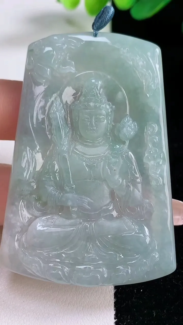 天然A货翡翠虚空藏菩萨吊坠，尺寸63-42-4.9，重量:28.41g
12月28日