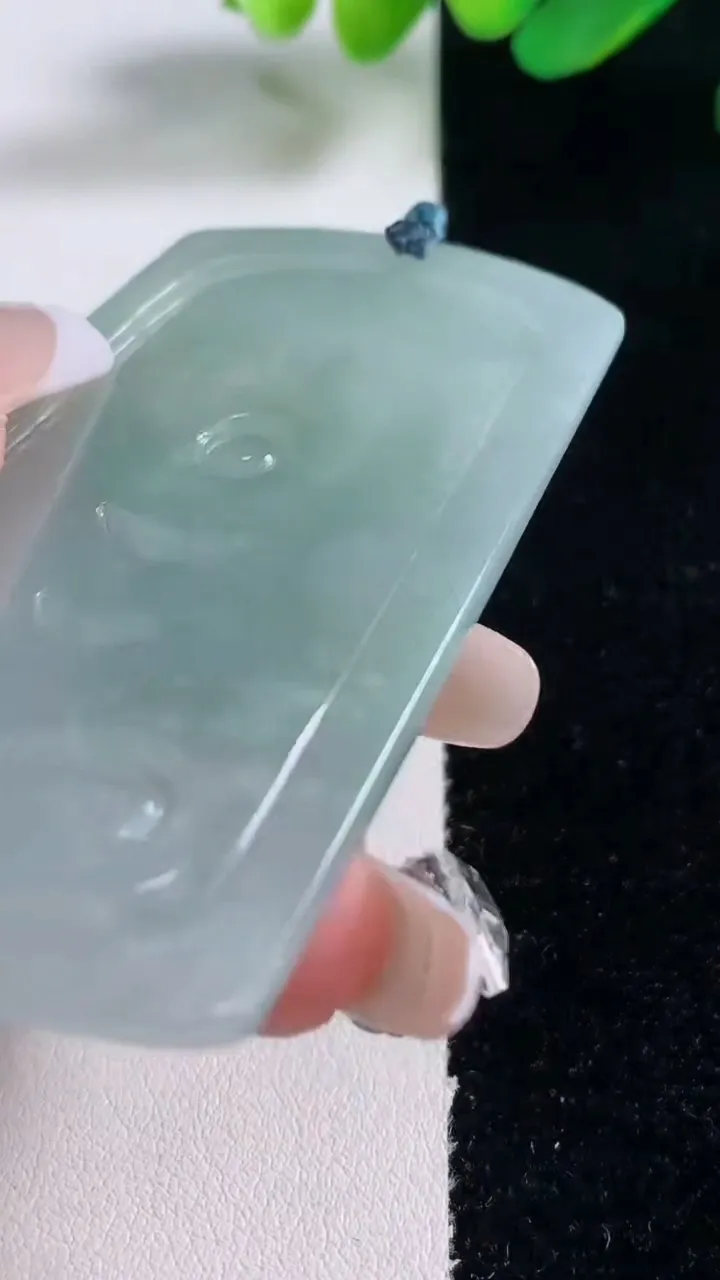 天然A货翡翠虚空藏菩萨吊坠，尺寸63-42-4.9，重量:28.41g
12月28日