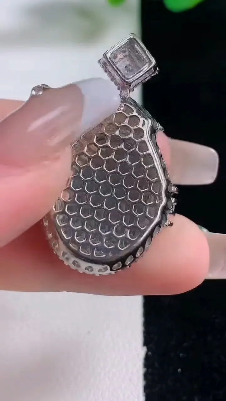 天然A货翡翠蛋面吊坠，尺寸37-22-12，裸石18.6-14.9重量:6.83g
12月28日