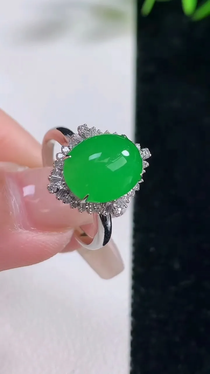 天然A货翡翠蛋面戒指，尺寸17.3-11.2-8.9-10.5，重量:3.33g2025年12月28日
工厂直销收藏佳品,种好水足，色泽均匀，有种有色，上手高大气！