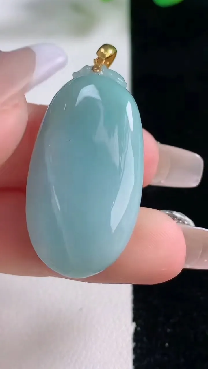 天然A货翡翠福瓜吊坠，尺寸35.5-18.3-11，重量:14.20g
12月28日