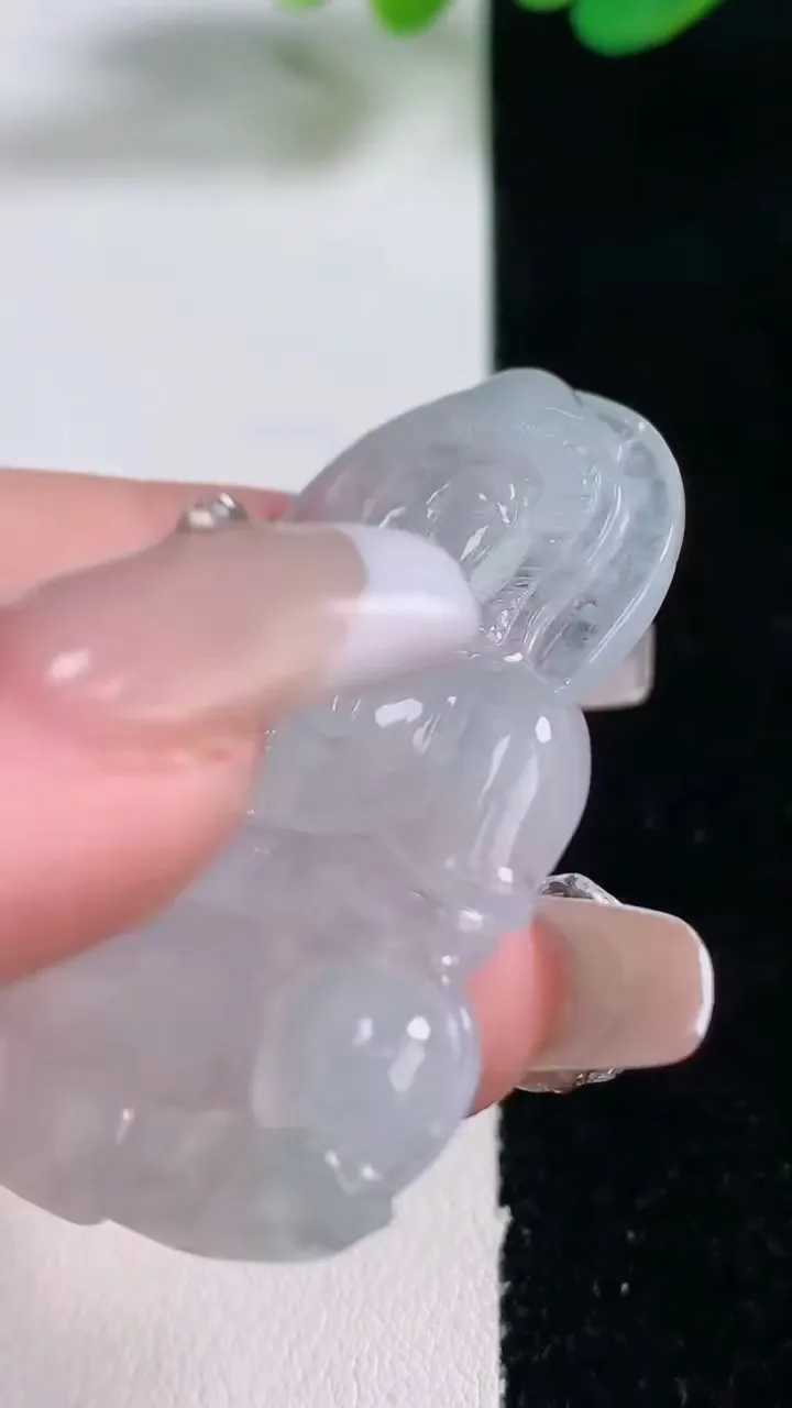 天然A货翡翠观音菩萨吊坠，尺寸47.4-34.7-5.6，重量:14.62g
12月28日