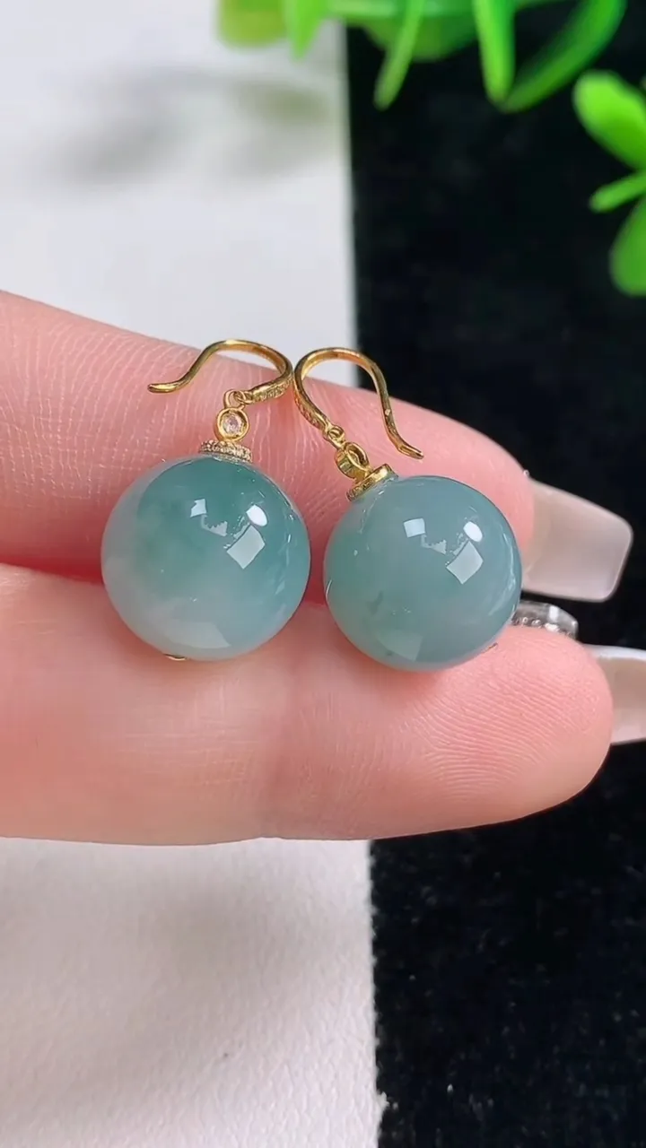 天然A货翡翠18K金飘花圆珠耳坠，尺寸12，重量:9.59g12月28日
工厂直销收藏佳品,种好水足