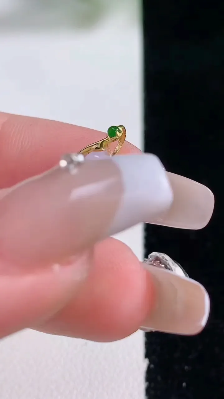 天然A货翡翠18K金紫罗兰莲蓬吊坠，尺寸16.6-13.6-8，重量:3.15g
12月28日