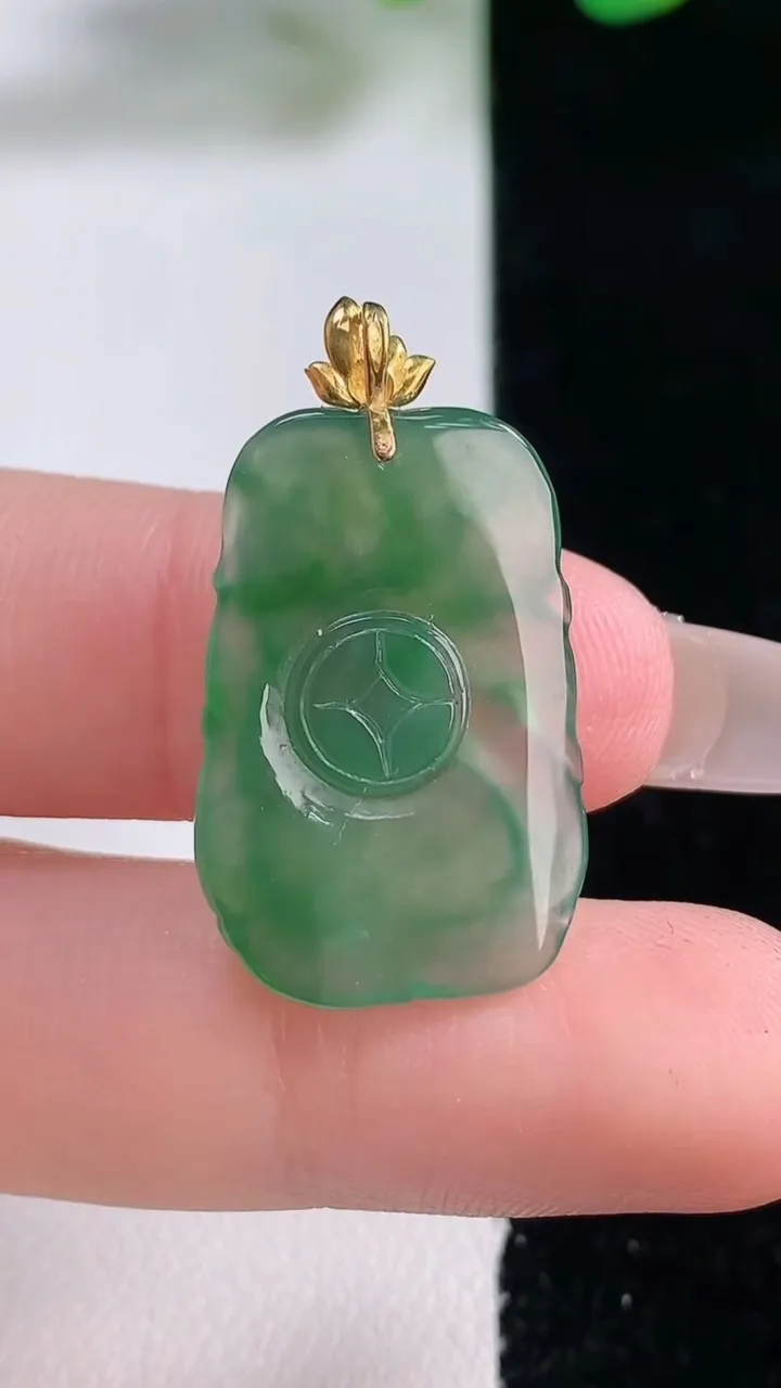 天然A货翡翠九尾狐吊坠，尺寸25.2-16.7-4.4，重量:3.43g
12月28日