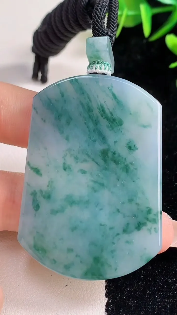 天然A货翡翠种飘花无事牌吊坠，尺寸53.3-37-5.9，重量:38.72g
12月28日