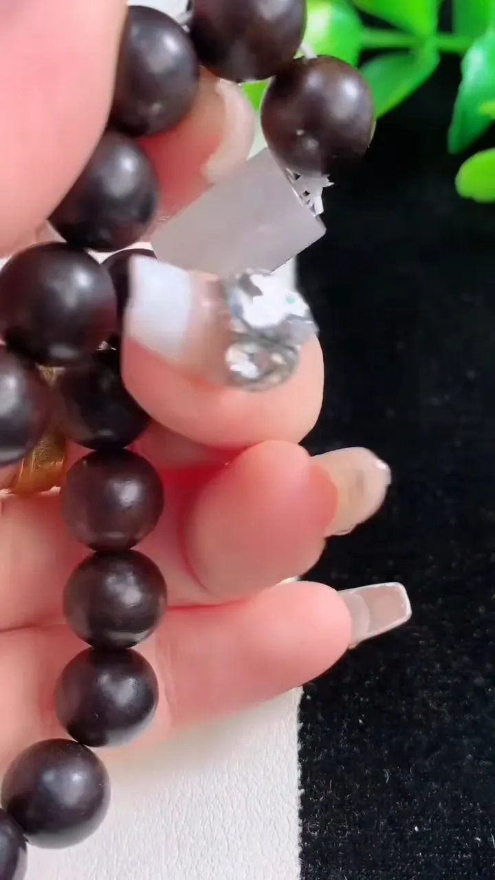 天然A货翡翠种白冰路路通手串，尺寸13.3-9.2，重量:13.16g12月28日
工厂直销收藏佳品,种好水足，色泽均匀，有种有色，上手高大气！