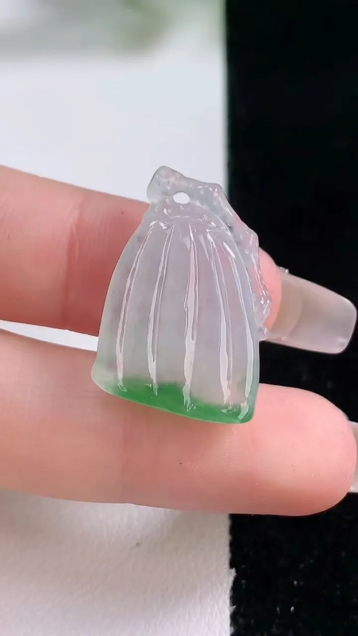 天然A货翡翠莲蓬吊坠，尺寸25-15.8-4.5，重量:3.58g
12月28日