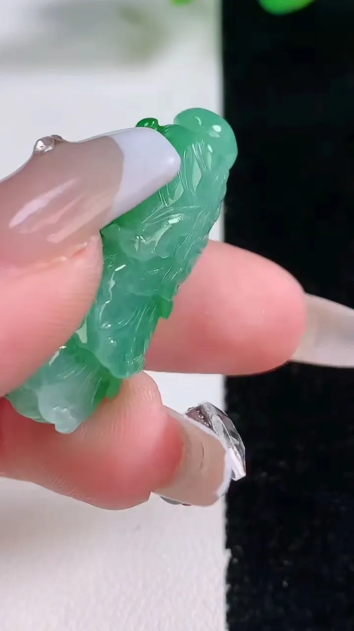 天然A货翡翠白菜吊坠，尺寸34-11.8-10，重量:7.91g
12月28日