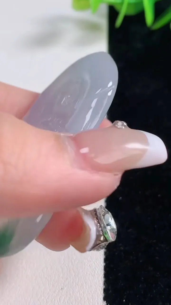 天然A货翡翠种飘花观音菩萨吊坠，尺寸58-32.6-5.8，重量:22.91g
12月28日