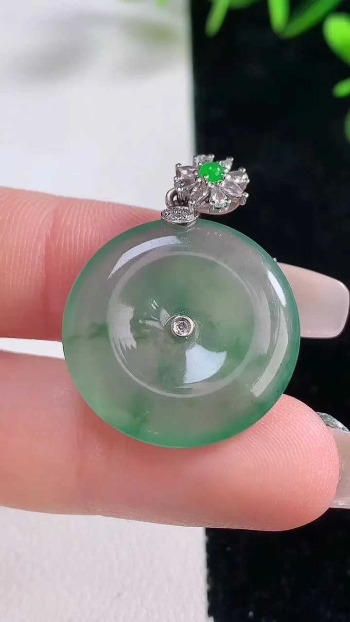 天然A货翡翠平安扣吊坠，尺寸23-4.3，重量:6.92g
12月28日