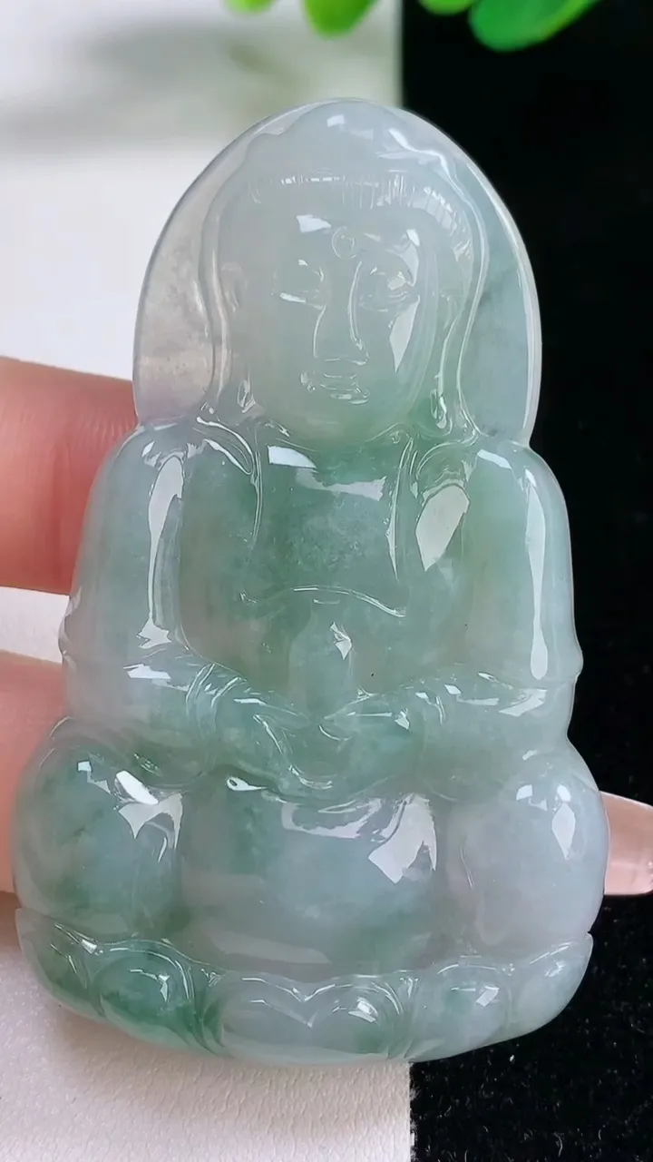 天然A货翡翠飘花观音菩萨吊坠，尺寸62.5-39.5-5.6，重量:24.75g
12月28日