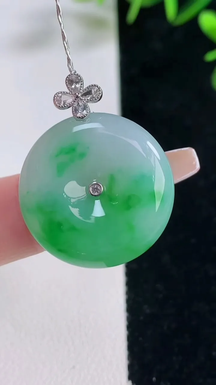 天然A货翡翠平安扣吊坠，尺寸22.7-5.7，重量:8.42g
12月28日