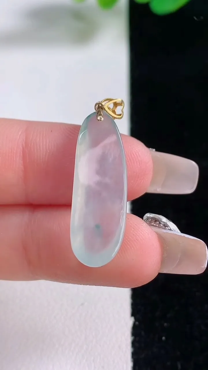 天然A货翡翠种飘花悟道吊坠，尺寸26.8-9.1-4.9，重量:2.13g
12月28日