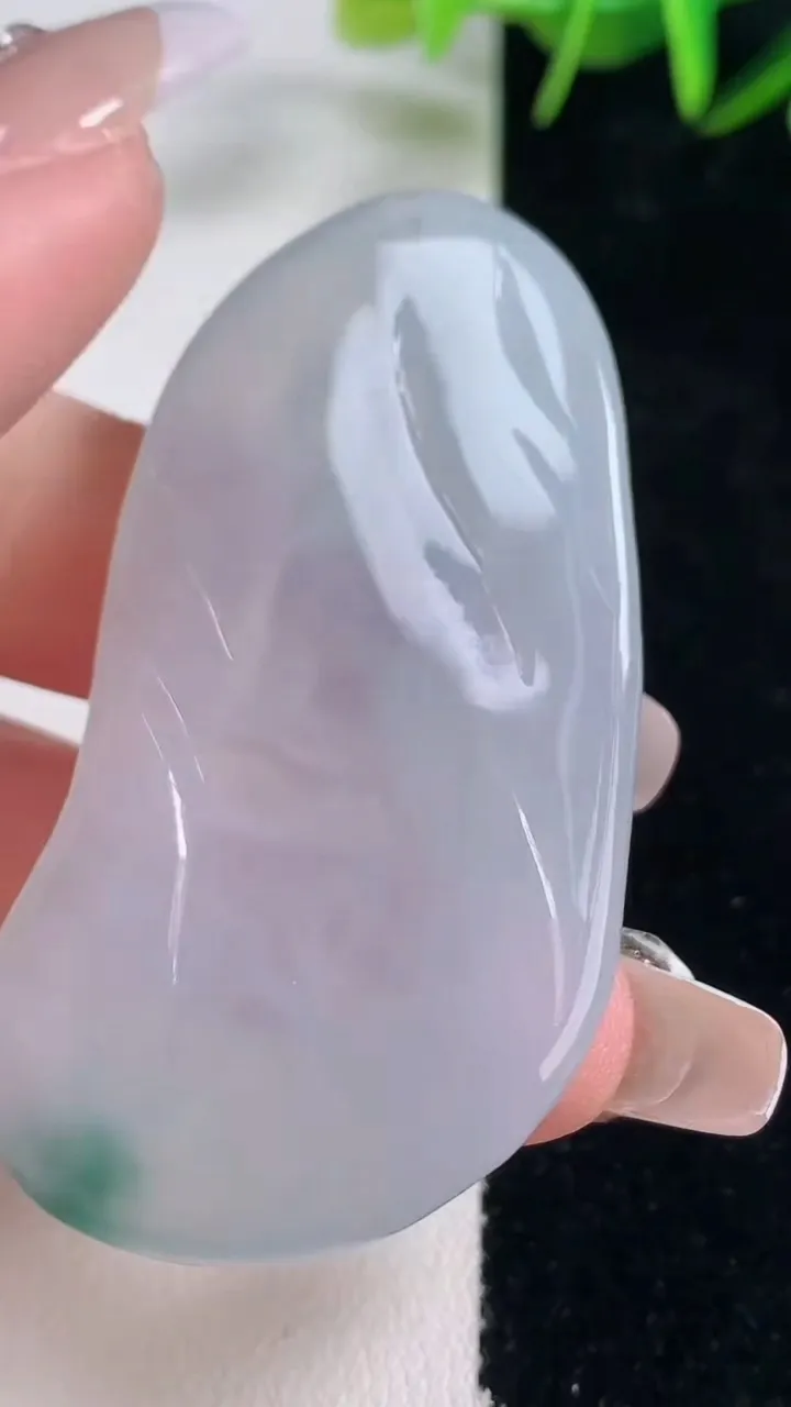 天然A货翡翠种飘花观音菩萨吊坠，尺寸58-32.6-5.8，重量:22.91g
12月28日