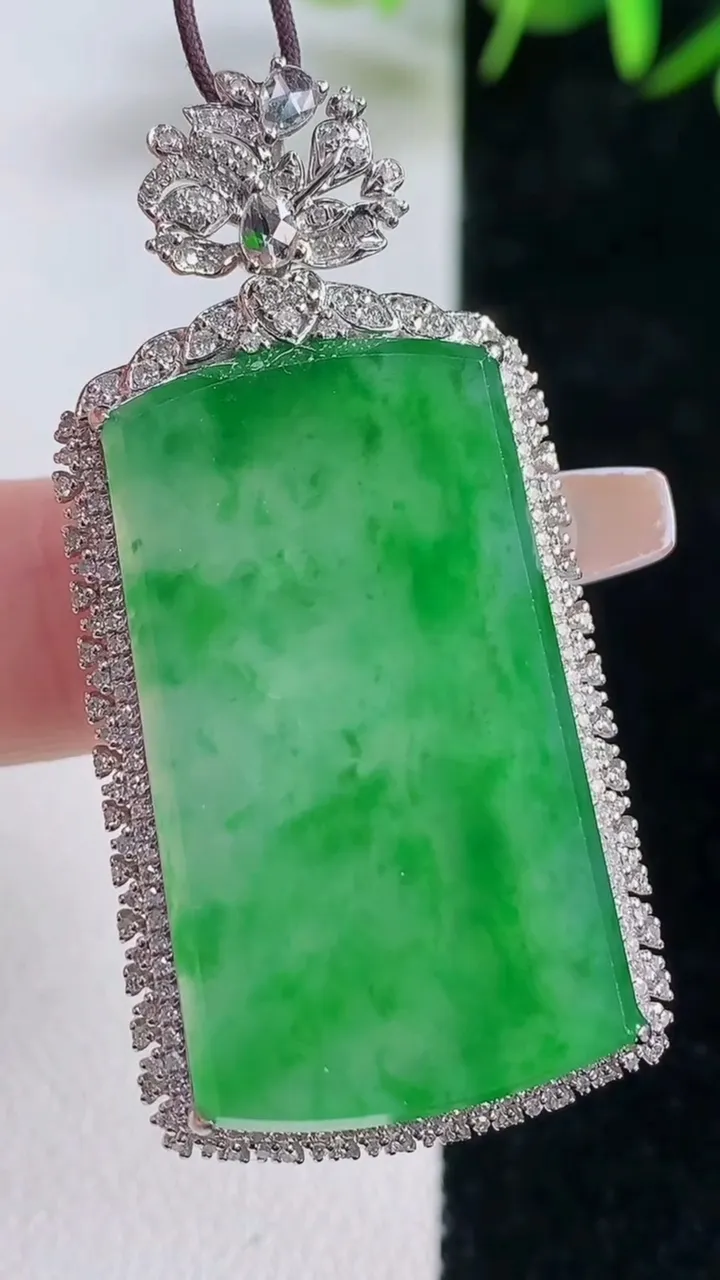 天然A货翡翠无事牌吊坠，尺寸48.3-23.7-8.4，裸石33.4-20.3重量:11.85g
12月28日