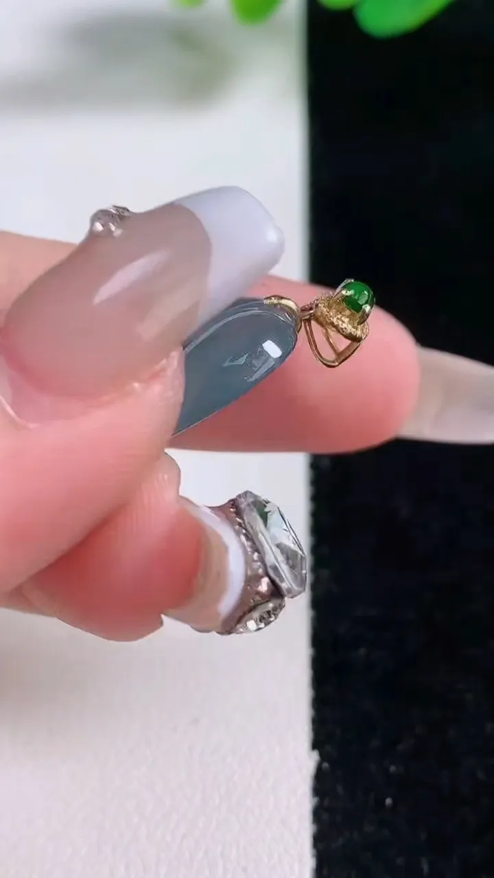 天然A货翡翠18K金紫罗兰金枝玉叶 叶子吊坠，尺寸26-15.8-4.2，重量:4.14g
12月28日