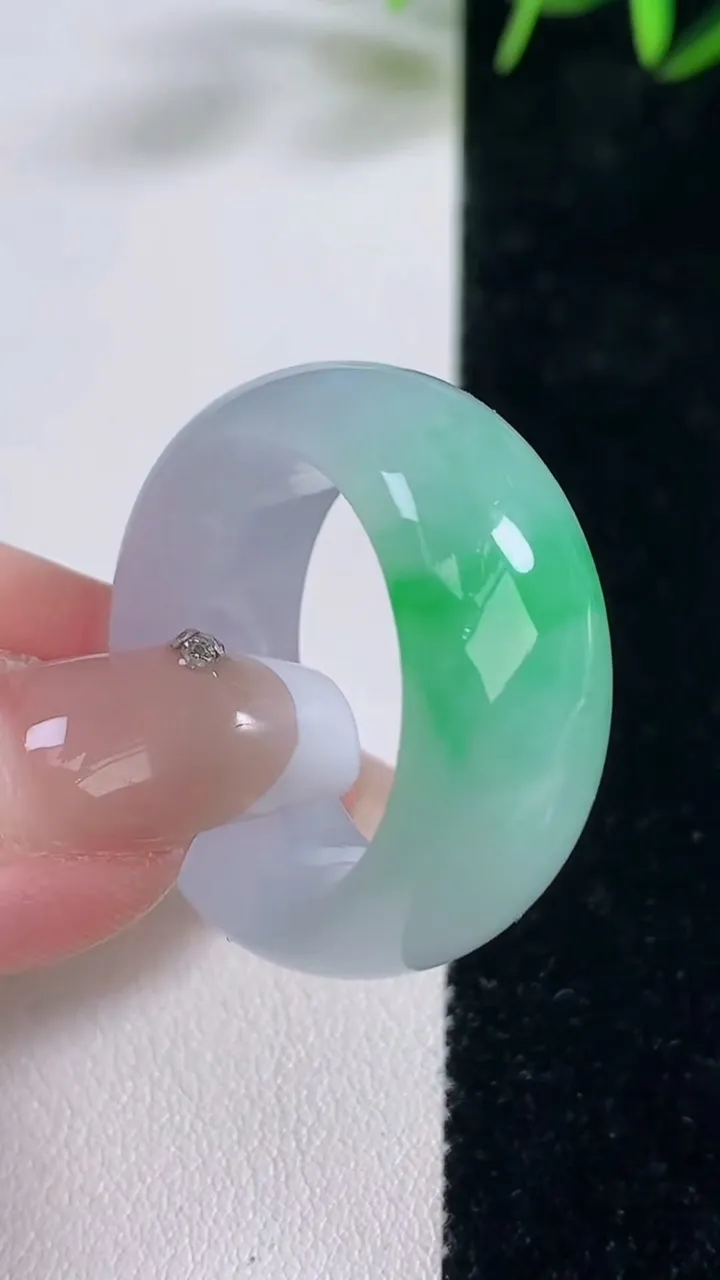 天然A货翡翠指环扳指，尺寸20.4-11.5-5.4，重量:14.33g2025年12月28日
工厂直销收藏佳品,种好水足，色泽均匀，有种有色，上手高大气！