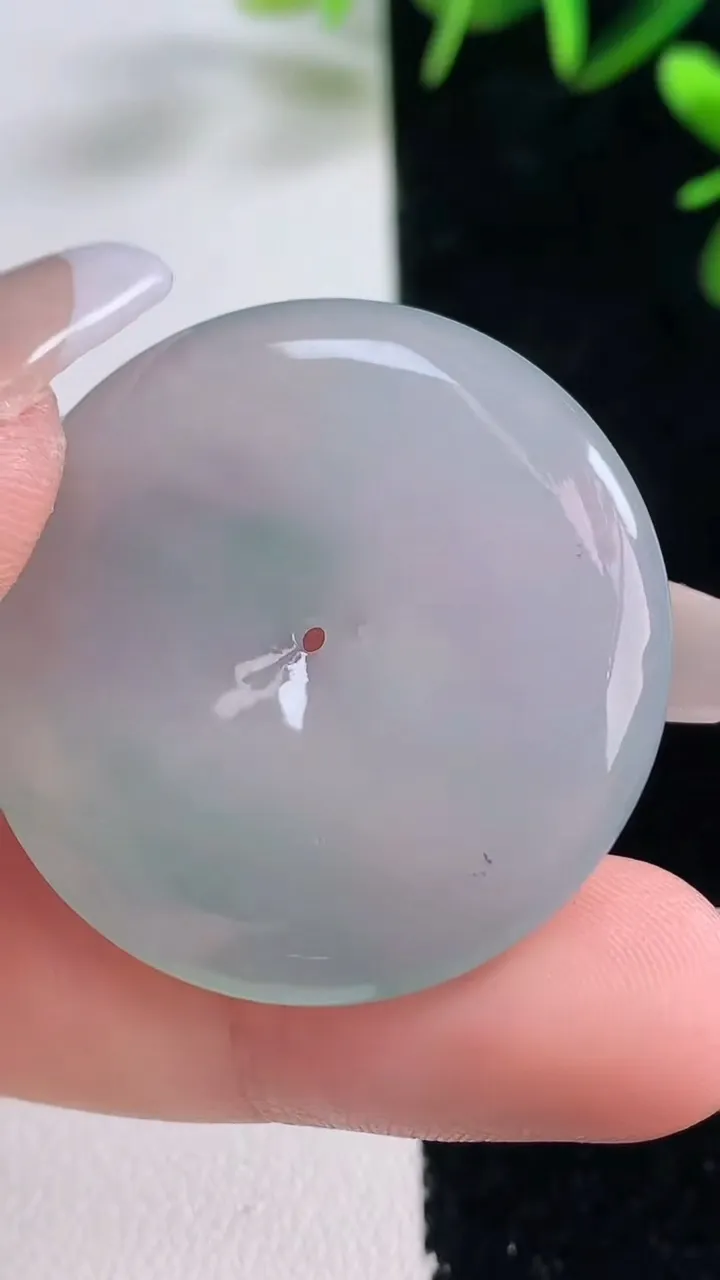 天然A货翡翠平安扣吊坠，尺寸33.6-5.4，重量:14.45g
12月28日