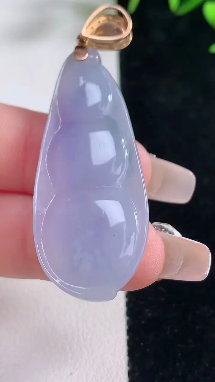 天然A货翡翠18K金紫罗兰福豆吊坠，尺寸45.8-17.6-7，重量:10.83g
12月28日