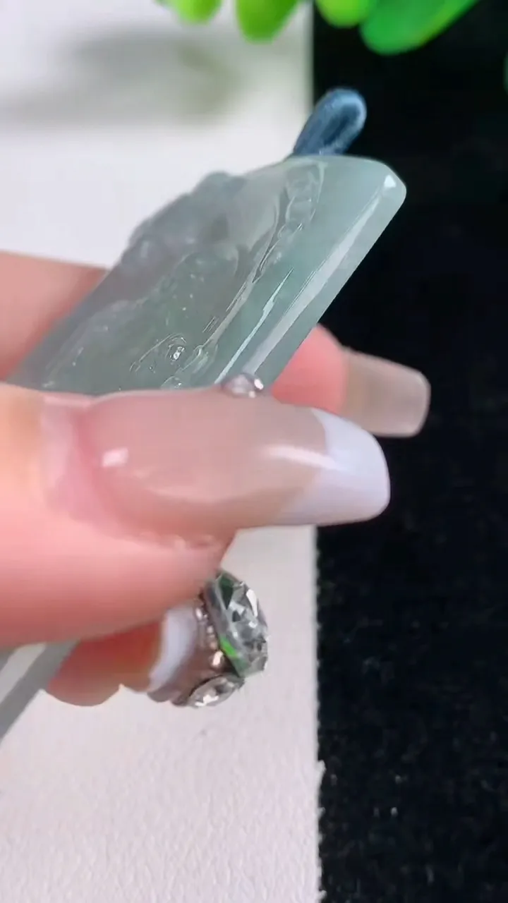 天然A货翡翠虚空藏菩萨吊坠，尺寸63-42-4.9，重量:28.41g
12月28日