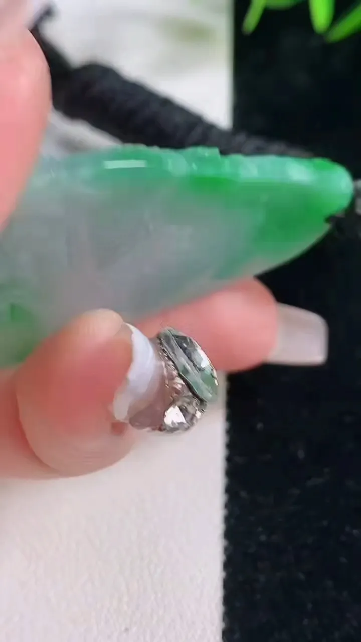 天然A货翡翠山水牌吊坠，尺寸53-31.3-5，重量:20.00g
12月28日