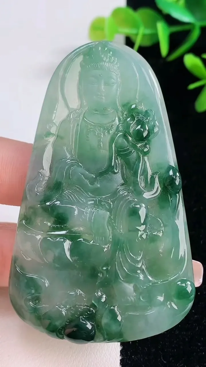 天然A货翡翠大势至菩萨吊坠，尺寸70.5-41.7-5.9，重量:36.56g
12月28日