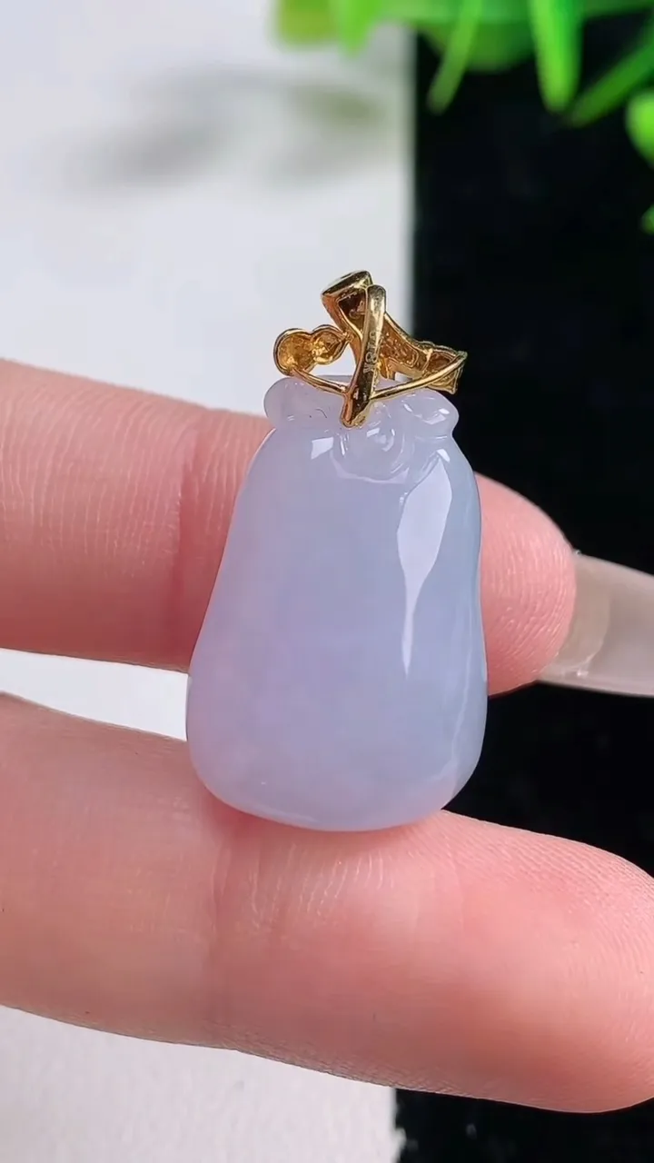 天然A货翡翠18K金春带彩紫罗兰福瓜吊坠，尺寸23.4-15.7-15，重量:7.62g
12月28日