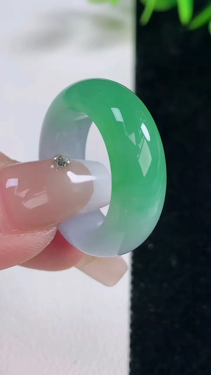 天然A货翡翠指环戒指，尺寸17.4-8-4.9，重量:8.16g2025年12月28日
工厂直销收藏佳品,种好水足，色泽均匀，有种有色，上手高大气！