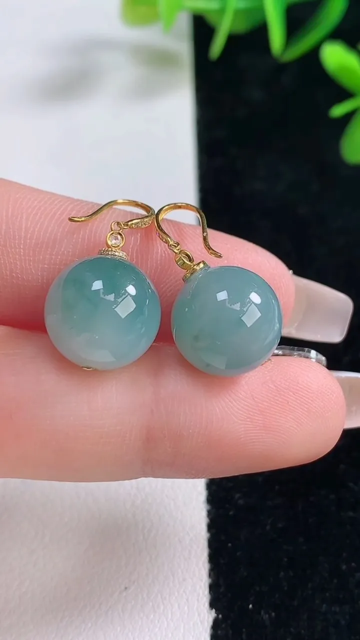 天然A货翡翠18K金飘花圆珠耳坠，尺寸12，重量:9.59g12月28日
工厂直销收藏佳品,种好水足，色泽均匀，有种有色，上手高大气！