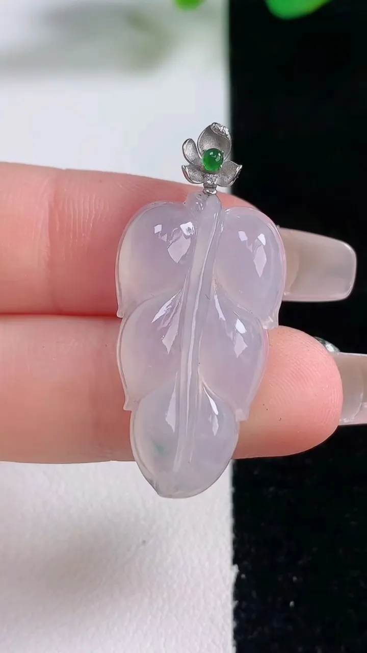 天然A货翡翠金枝玉叶 叶子吊坠，尺寸29-16.5-4.5，重量:4.29g
12月28日