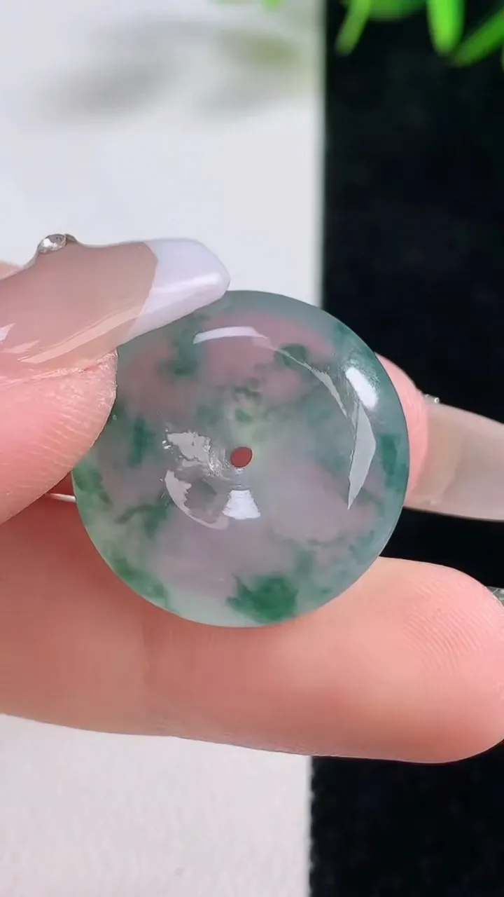 天然A货翡翠种飘花平安扣吊坠，尺寸22.2-6.3，重量:6.37g
12月28日