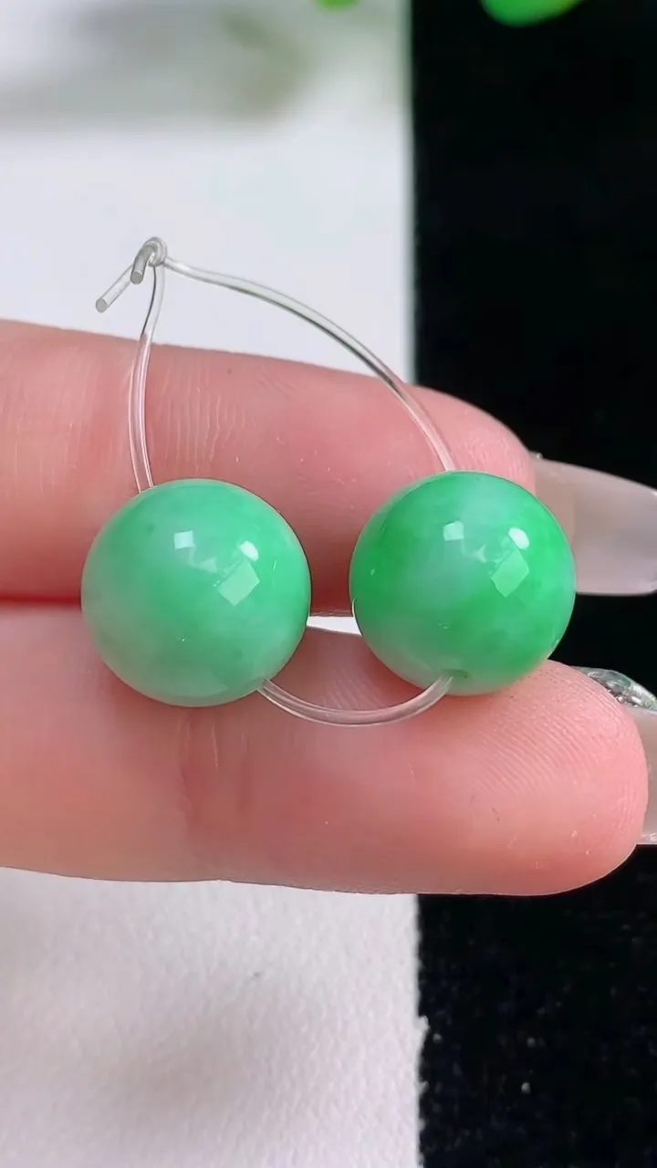 天然A货翡翠圆珠吊坠一对，尺寸11.8，重量:6.84g
12月28日