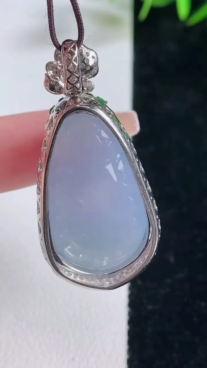 天然A货翡翠18K金紫罗兰福豆吊坠，尺寸41.3-19.8-11.6，裸石27.8-16.2重量:10.71g
12月28日