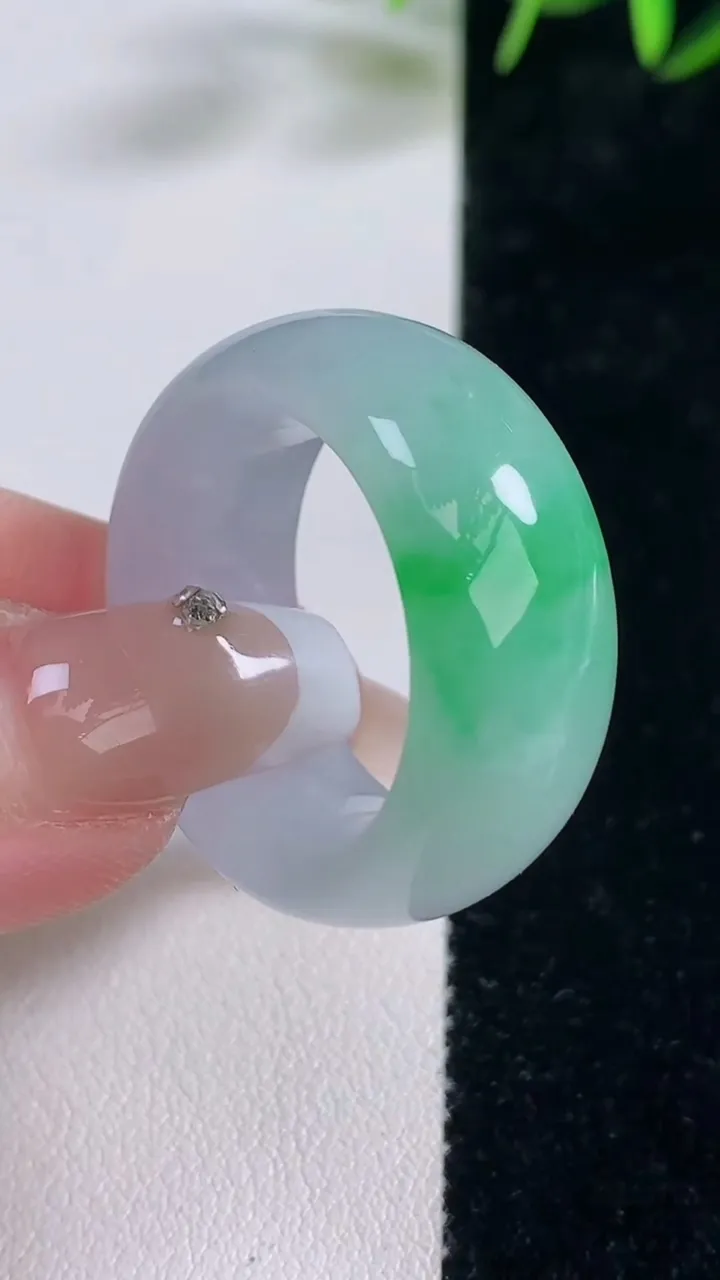 天然A货翡翠指环扳指，尺寸20.4-11.5-5.4，重量:14.33g2025年12月28日
工厂直销收藏佳品,种好水足，色泽均匀，有种有色，上手高大气！