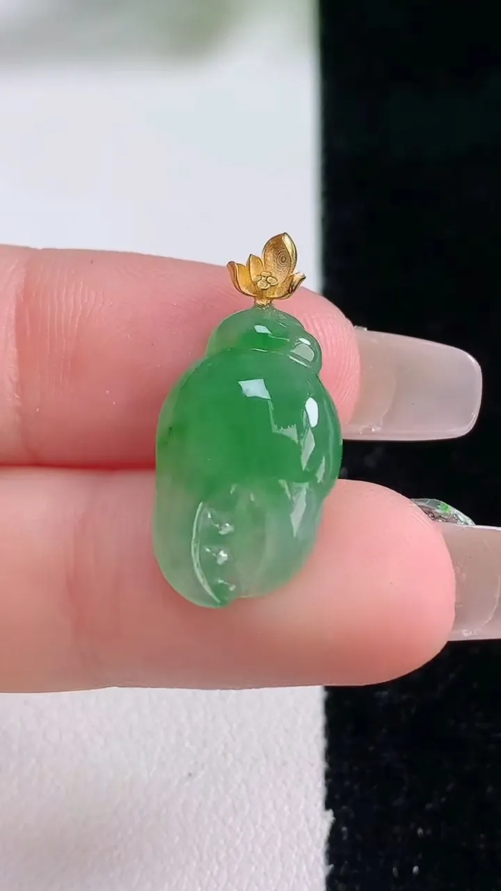 天然A货翡翠蟹钳吊坠，尺寸18.7-10.8-4，重量:1.80g
12月28日