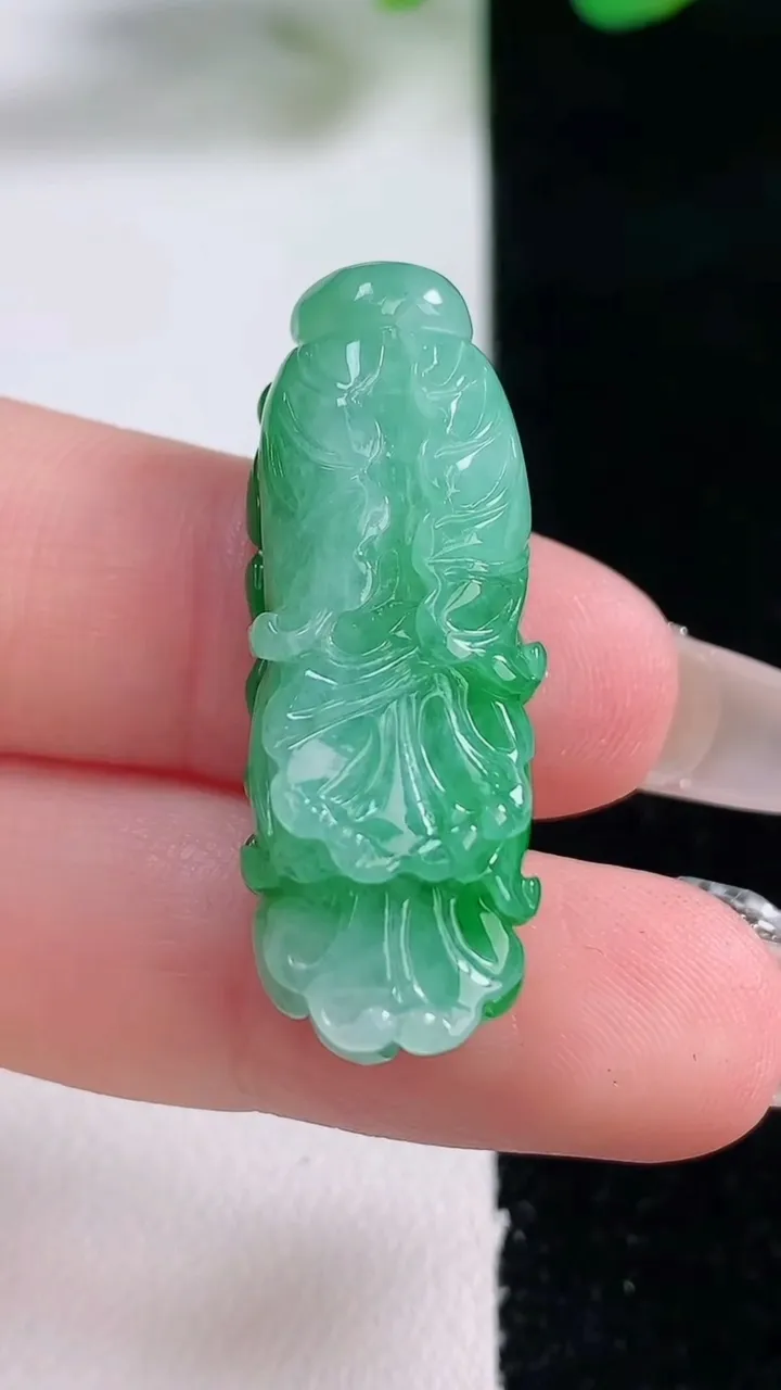 天然A货翡翠白菜吊坠，尺寸34-11.8-10，重量:7.91g
12月28日