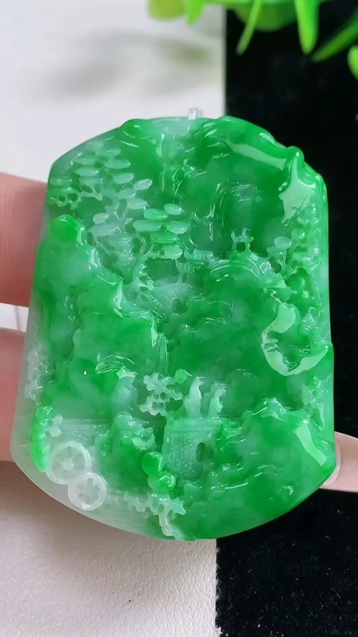 天然A货翡翠山水牌吊坠，尺寸51.7-38.6-5.9，重量:25.85g
12月28日