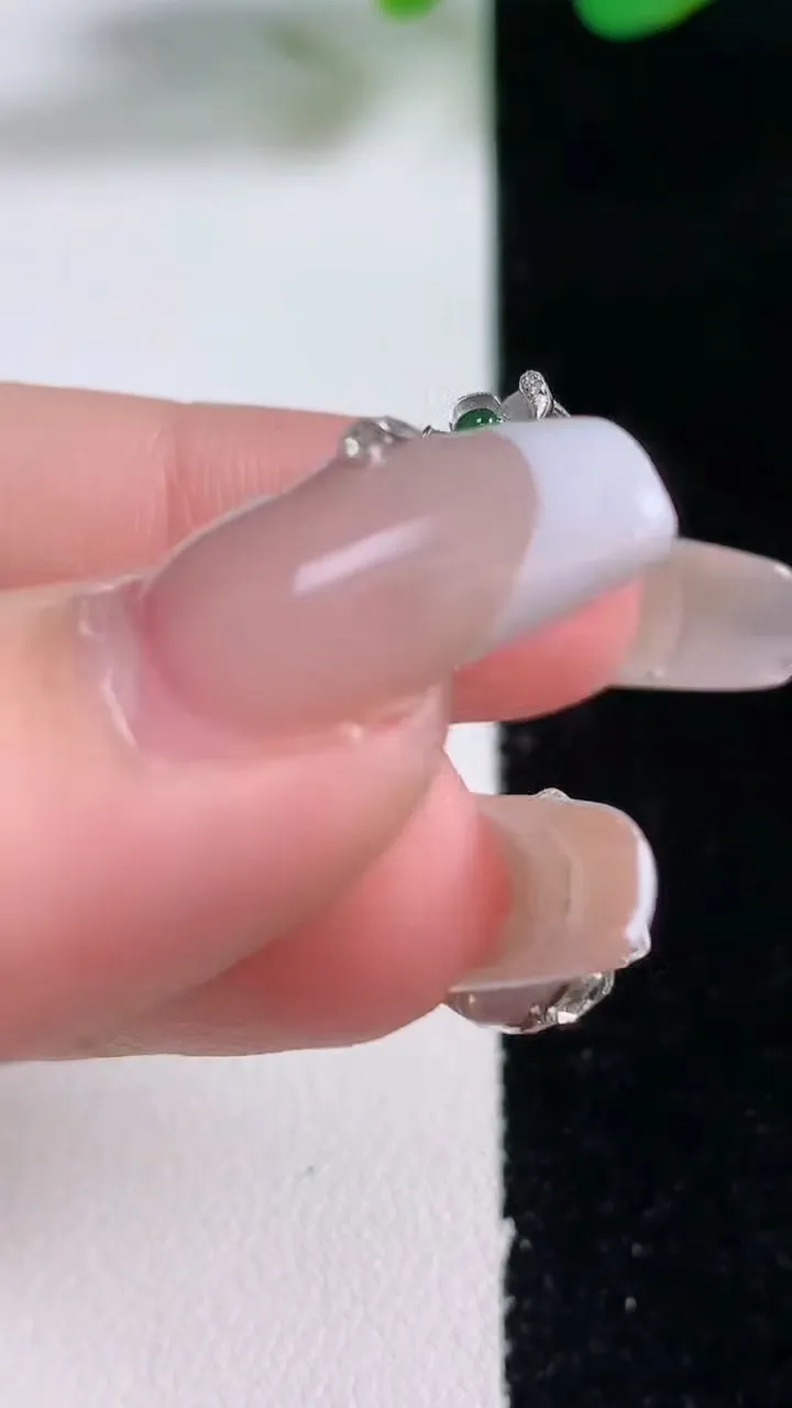 天然A货翡翠金枝玉叶 叶子吊坠，尺寸29-16.5-4.5，重量:4.29g
12月28日