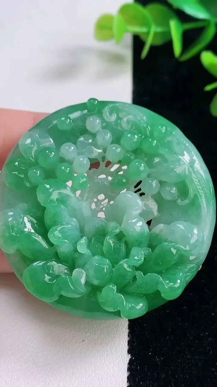 天然A货翡翠鸟语花香吊坠，尺寸53-12，重量:52.64g
12月28日