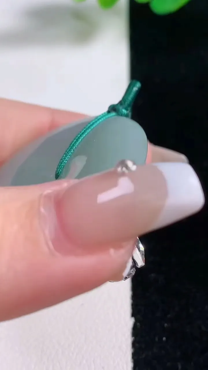 天然A货翡翠平安扣吊坠，尺寸35.7-5.5，重量:15.64g
12月28日